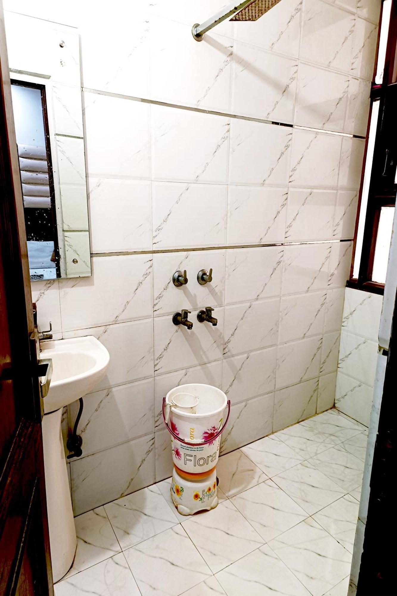 Hotel Crystal Deluxe At New Delhi Railway Station מראה חיצוני תמונה